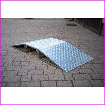 K�adka 600x400x600, szer. 625mm wykonana z profila nierdzewnego 15x15x2 mm , powierzchnia jezdna - nanitowana blacha aluminiowa ryflowana