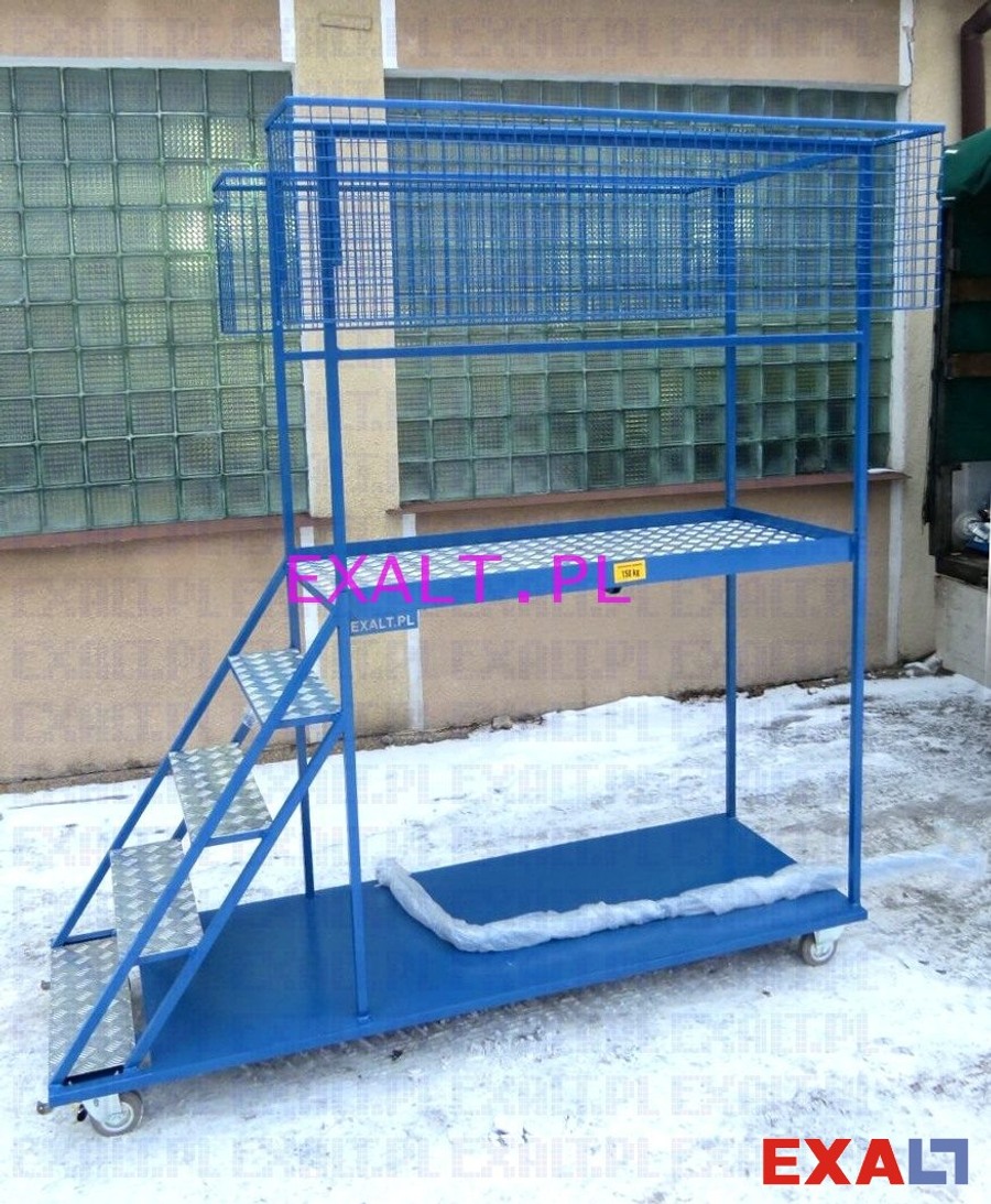 schody na kolach z pomostem