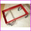 W�zek - podwozie 50x33cm pod skrzynki, ko�a pe�ne fi 125 mm, 4 obrotowe w tym 2 z hamulcem, kolor Ral 3000, no�no�� 170 kg, zestawy obrotowe z hamulcami po przek�tnej w�zka