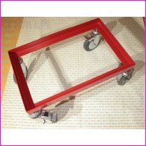 W�zek - podwozie 50x33cm pod skrzynki, ko�a pe�ne fi 125 mm, 4 obrotowe w tym 2 z hamulcem, kolor Ral 3000, no�no�� 170 kg, zestawy obrotowe z hamulcami po przek�tnej w�zka