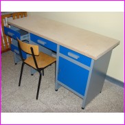 biurko warsztatowe w czasie montazu