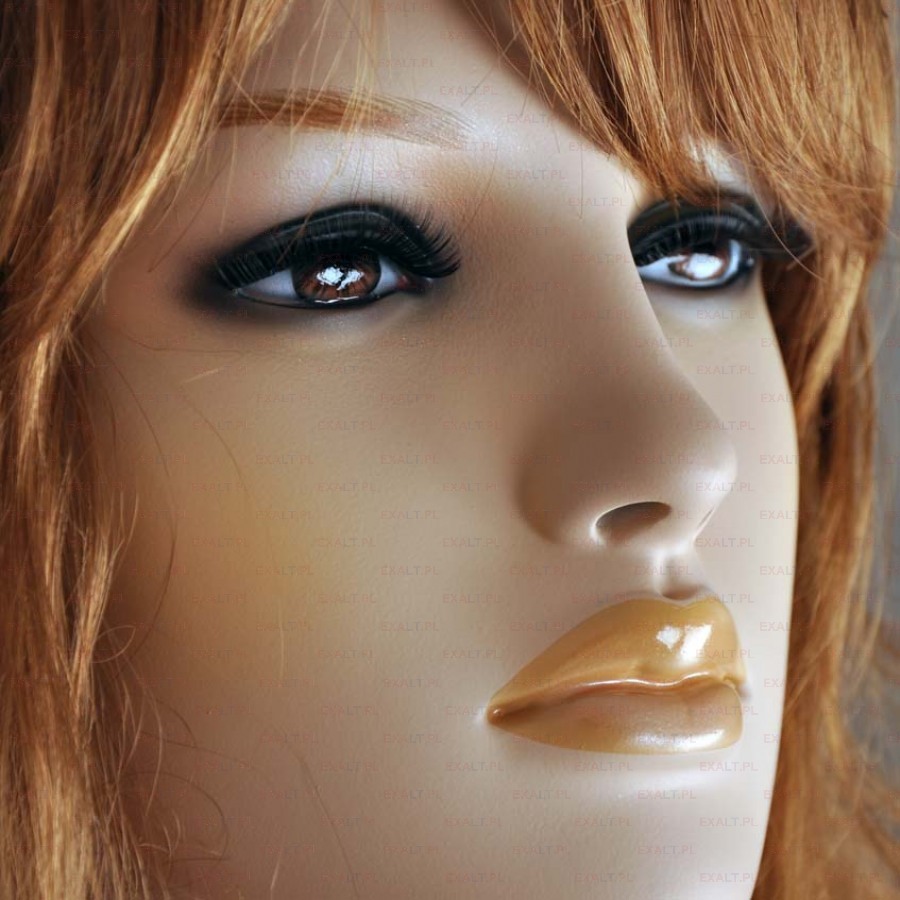 manekin piekna kobieta w makijazu ruda